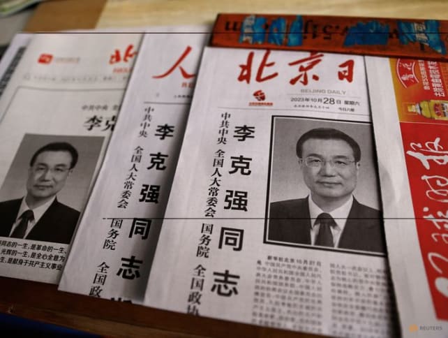 FILE PHOTO: Newspapers with the obituary of late former Chinese Premier Li Keqiang on the front page are displayed, at a newsstand in Beijing, China October 28, 2023. REUTERS/Tingshu Wang/File Photo